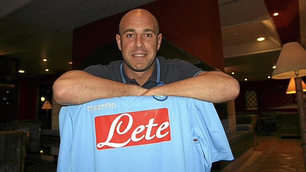 Pepe Reina (32) posa con la camiseta del Npoles en su etapa anterior.
