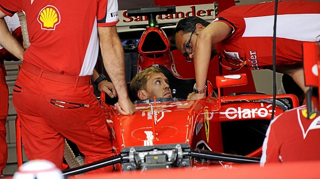 Vettel (28), con sus ingenieros, repasando el nuevo sistema de salida en Spa.