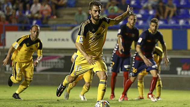 Roberto Torres lanza el penalti que supuso el 0-2 ante el Llagostera