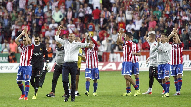 Los jugadores del Sporting saludan a la aficin al final del partido.
