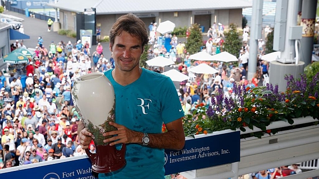 Roger Federer posa con el trofeo conquistado en Cincinnati