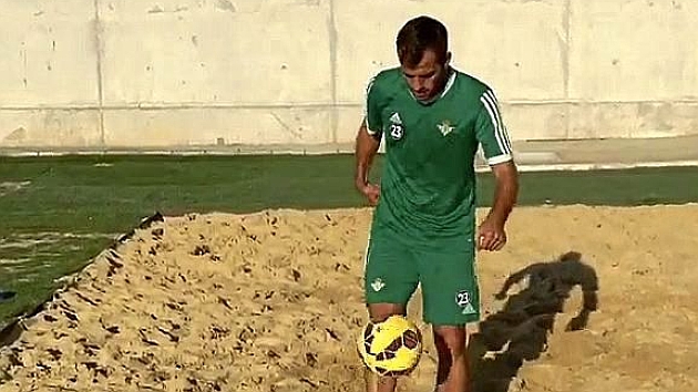 Van der Vaart, realizando ejercicios con baln en el foso de arena | Foto: Instagram