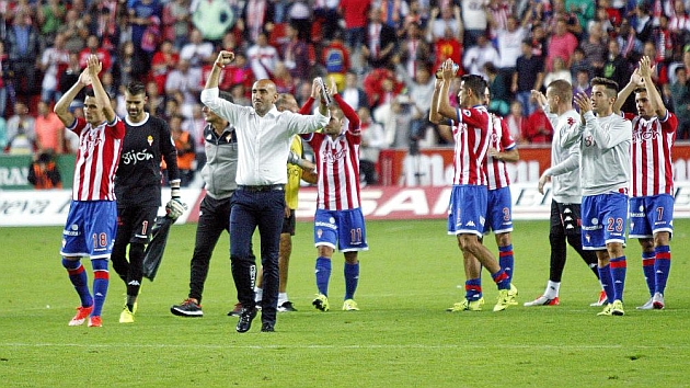 Abelardo, tcnico del Sporting, y sus jugadores saludan a sus aficionados al trmino del partido
