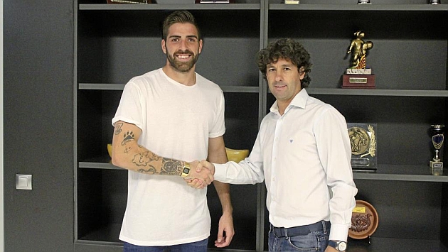 Rafa Glvez, junto al director deportivo Emilio Vega tras pasar el reconocimiento