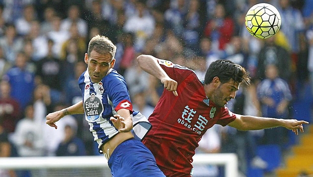 Fernando Navarro disputa un baln con Vela en la primera jornada de Liga
