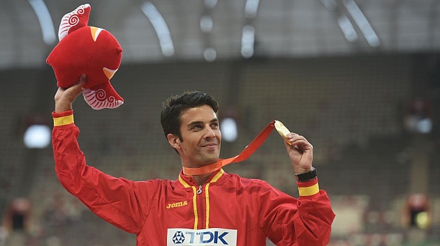 Miguel ngel posa con la medalla de oro