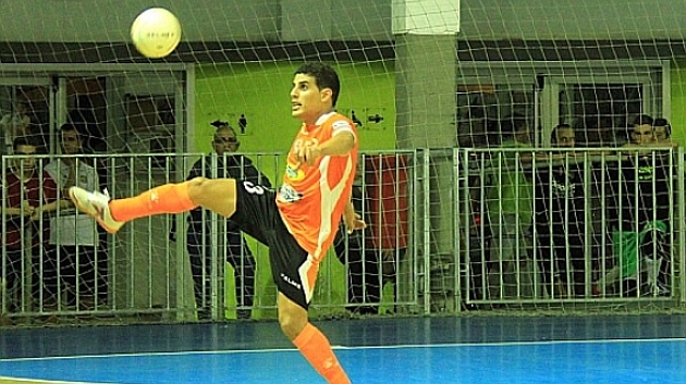 Hamza controla un baln durante un partido del curso pasado.