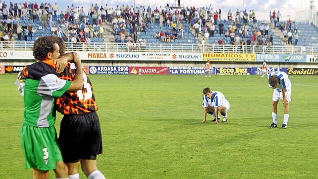 Los jugadores del Crdoba celebran la permanencia en 2004 a costa del descenso del Legans
