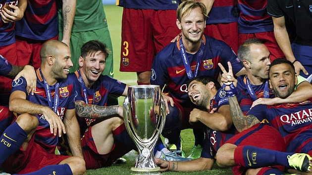 Jugadores del Barcelona celebran la Supercopa de Europa conquistada en Georgia