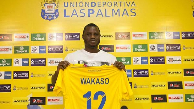 Wakaso posa con la camiseta de Las Palmas.