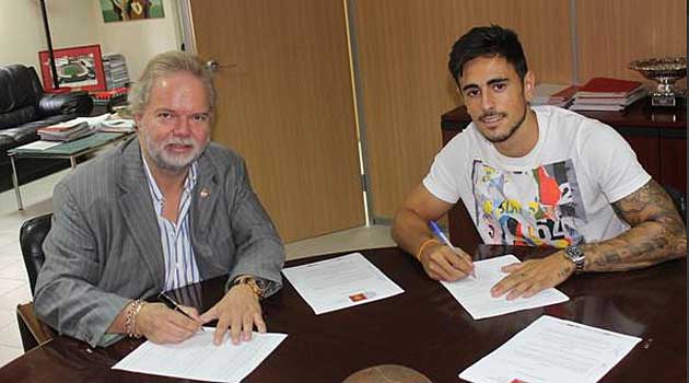 David Costas firma su nuevo contrato en presencia de Utz Claassen