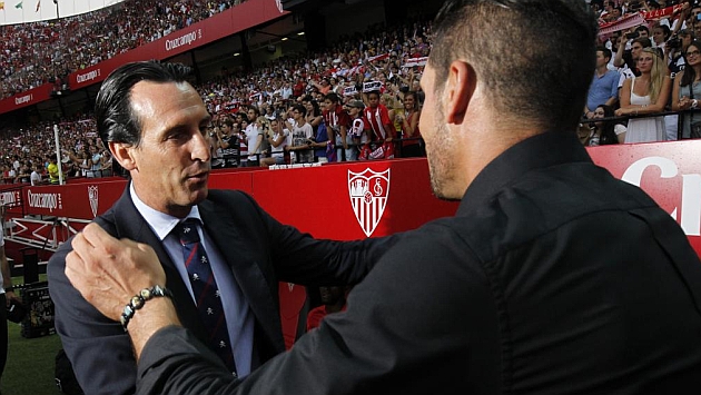 Emery y Simeone se saludan antes del Sevilla-Atltico. RAMN NAVARRO
