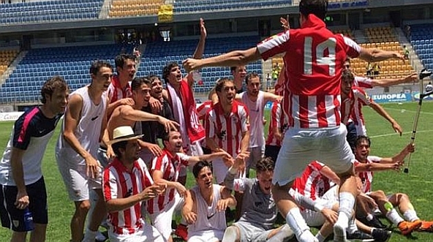Los jugadores del Bilbao Athletic celebran el ascenso a Segunda en el Ramn de Carranza