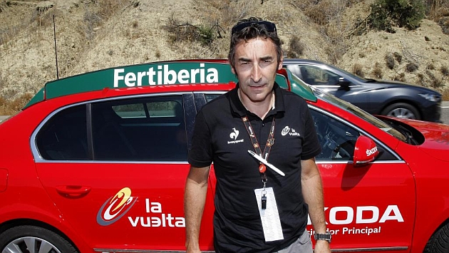 Fernando Escartn posa junto al vehculo que le acompaa en su aventura en la Vuelta a Espaa