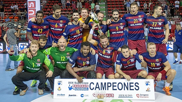 Los jugadores del Barcelona posan como campeones de la Supercopa