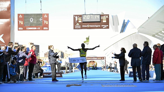 Felix Kipkemoi cruza la meta en 2013 con el mejor tiempo de un maratn en suelo espaol.
