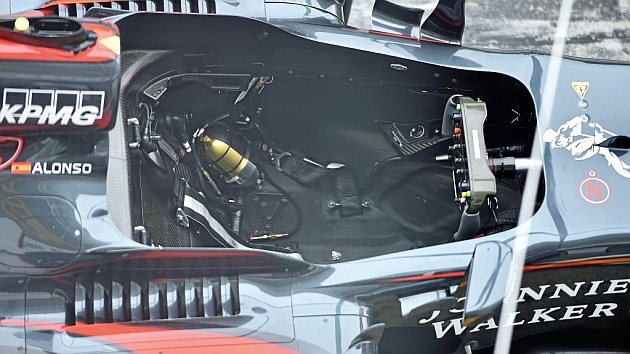 El McLaren de Fernando Alonso durante la verificacin tcnica de la maana.