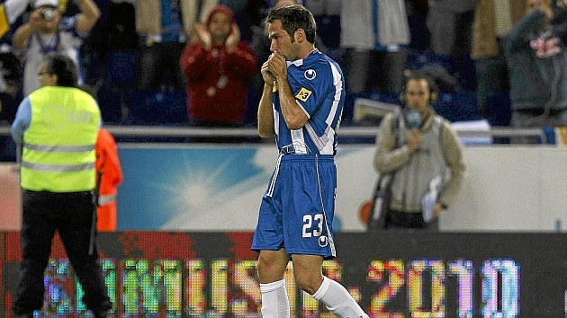 Tamudo besa el escudo del Espanyol.