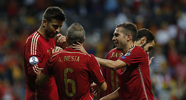 Piqu celebra el gol de Iniesta con Jordi Alba / Pablo Garca