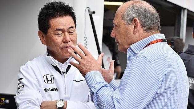 Ron Dennis charla con Yasuhisha Arai durante el Gran Premio de Mnaco.