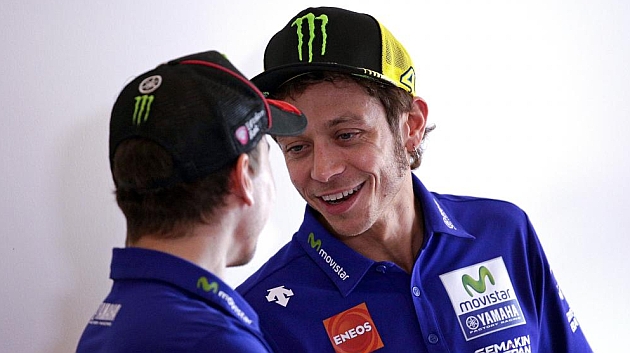 Rossi charla con Lorenzo en el circuito de Misano / Reuters