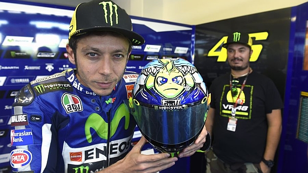 Rossi ensea su nuevo casco en Misano.