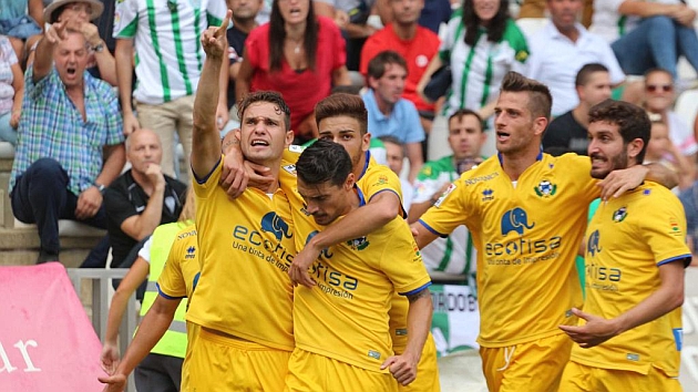 David Rodrguez celebra con sus compaeros en Crdoba uno de los tres goles que lleva marcados