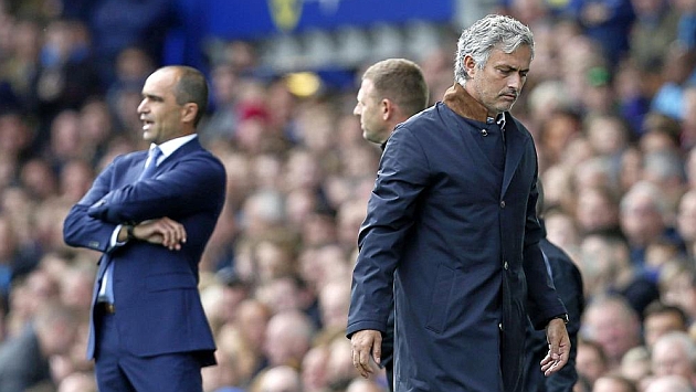 Mourinho se dirige a su banquillo en el Everton-Chelsea del pasado sbado, con Roberto Martnez al fondo.