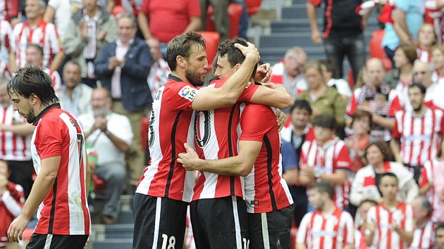 Los jugadores del Athletic se abrazan tras el triunfo frente al Getafe