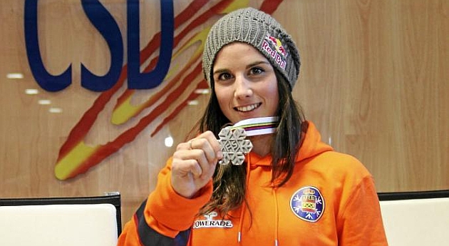 Queralt Castellet posa con la medalla olmpica conseguida en snowboard