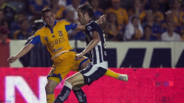 Un lance del partido entre Tigres y Monterrey