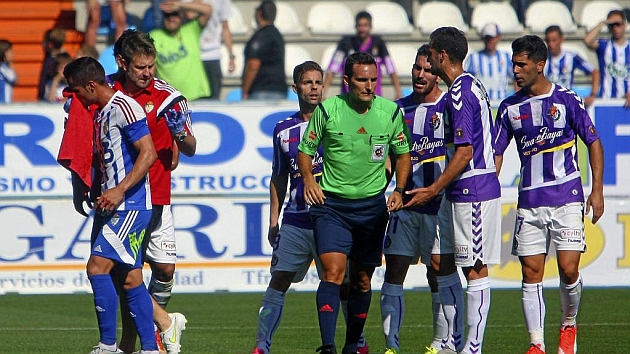 Los jugadores del Valladolid protestan a Arcediano Monescillo en un lance del choque ante la Ponferradina