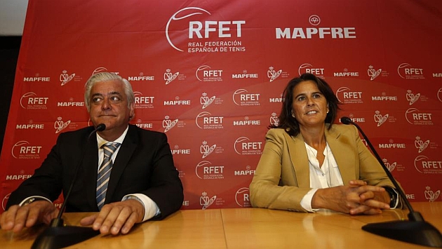 El presidente de la RFET con la capitana de Copa Davis y Copa Federacin