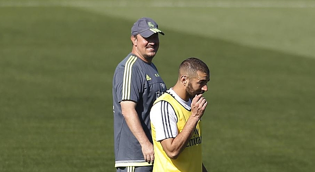 Bentez observa a Benzema durante el entrenamiento