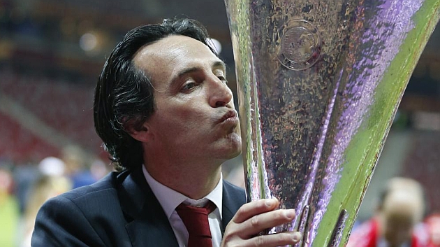 Emery besa la Copa de la Europa League ganada en Varsovia. BEATRIZ GUZMN