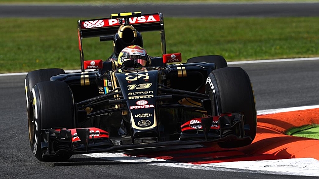 Pastor Maldonado se sube a un piano en Monza.
