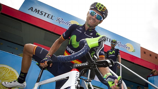 Alejandro valverde posa antes de una de las etapas de la Vuelta a Espaa.