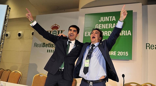 Haro y Lpez Cataln celebran el triunfo de su candidatura. KIKO HURTADO