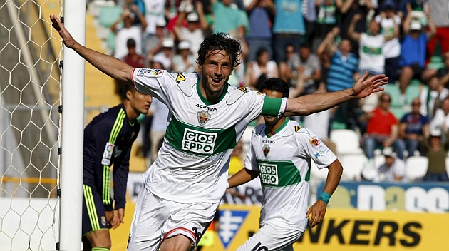 Generelo celebra un gol en el Martnez Valero en su etapa como capitn ilicitano