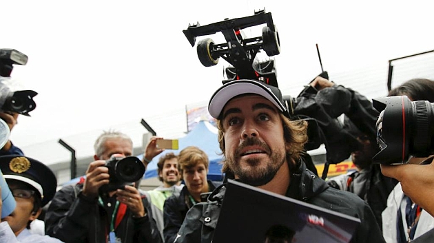 Alonso, en Suzuka con la gorra de una fan que lleva arriba un coche de McLaren
