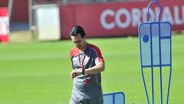 Emery mira el reloj en un entrenamiento del Sevilla. KIKO HURTADO