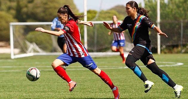 Esther Gonzlez puja con una jugadora del Rayo vallecano durante un partido esta temporada.