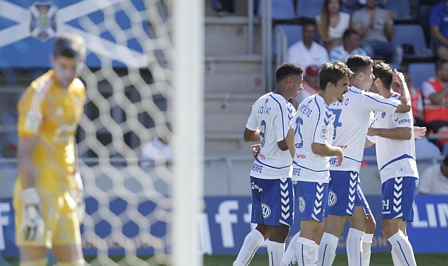Los jugadores del Tenerife celebran uno de los tres goles al Mirands