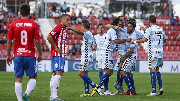 Los jugadores del Llagostera celebran uno de los goles.