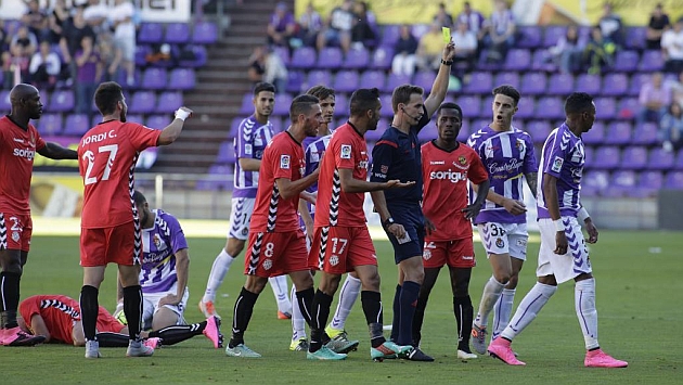 Pizarro Gmez amonesta a Mohica durante el choque entre Valladolid y Nstic