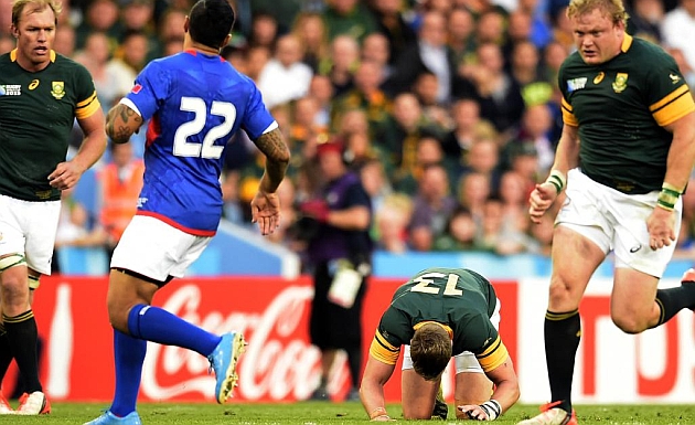 Jean de Villiers, agachado en el suelo durante el encuentro ante Samoa / AFP