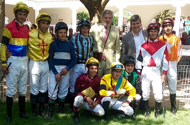 El ministro Mndez de Vigo y el secretario de estado de Deporte, Miguel Cardenal, con los jockeys participantes en el Premio Bentez de Lugo.