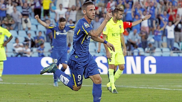 lvaro Vzquez celebrando uno de sus goles ante el Levante