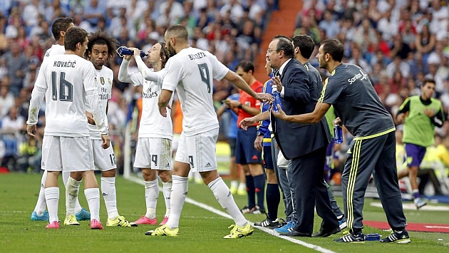 Jugadores del Madrid se refrescan durante el partido ante el Mlaga