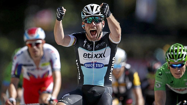 Mark Cavendish celebra la victoria de una etapa.